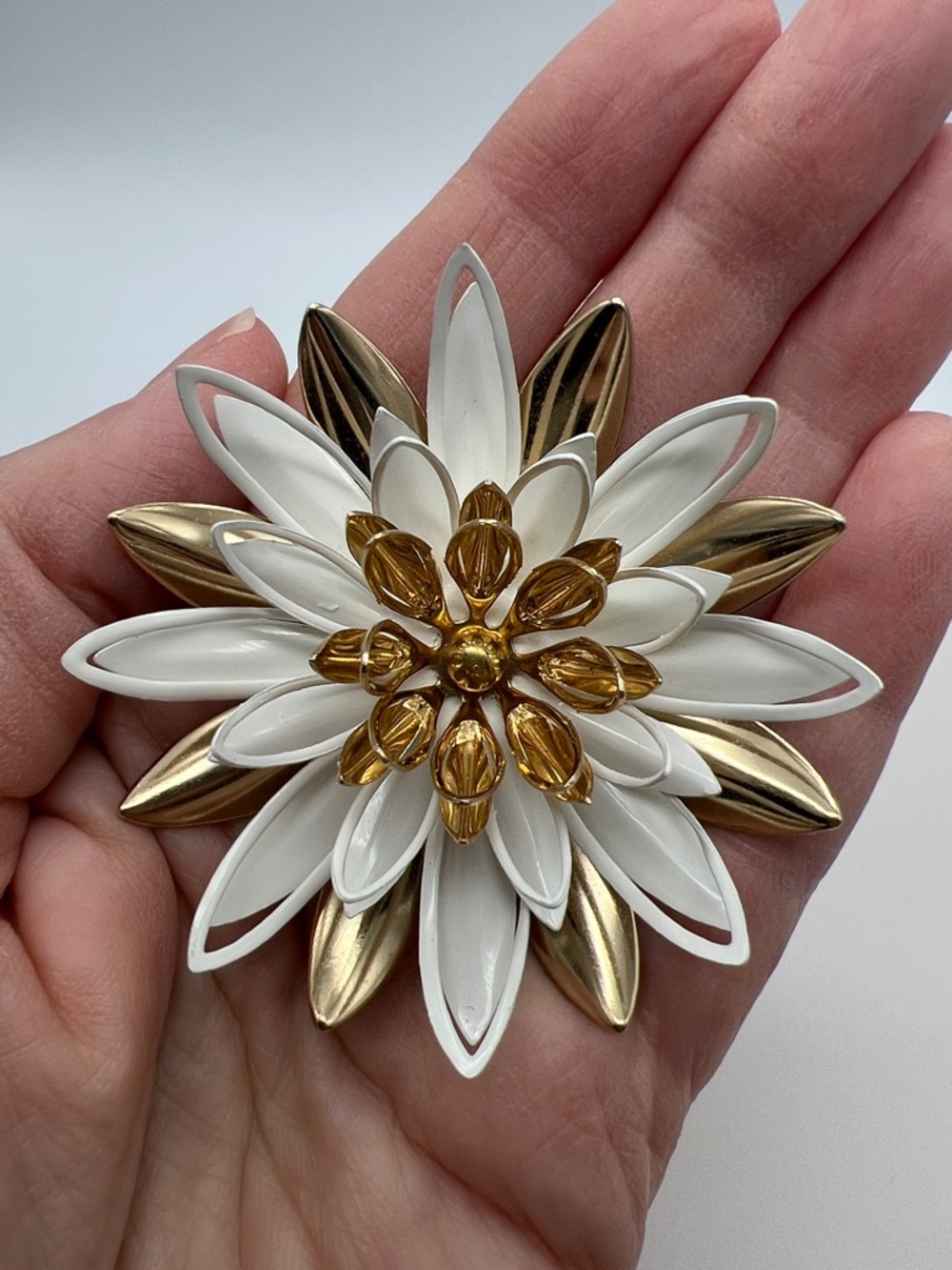 VTG Sarah Coventry Gold & White Floral Statement Brooch with Golden Centre - Picture 5 of 7